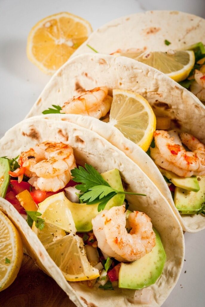 TACOS AUX CREVETTES AVOCAT ET MANGUE