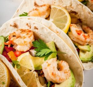 TACOS AUX CREVETTES AVOCAT ET MANGUE