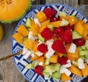 Salade d’été melon concombre feta et framboise